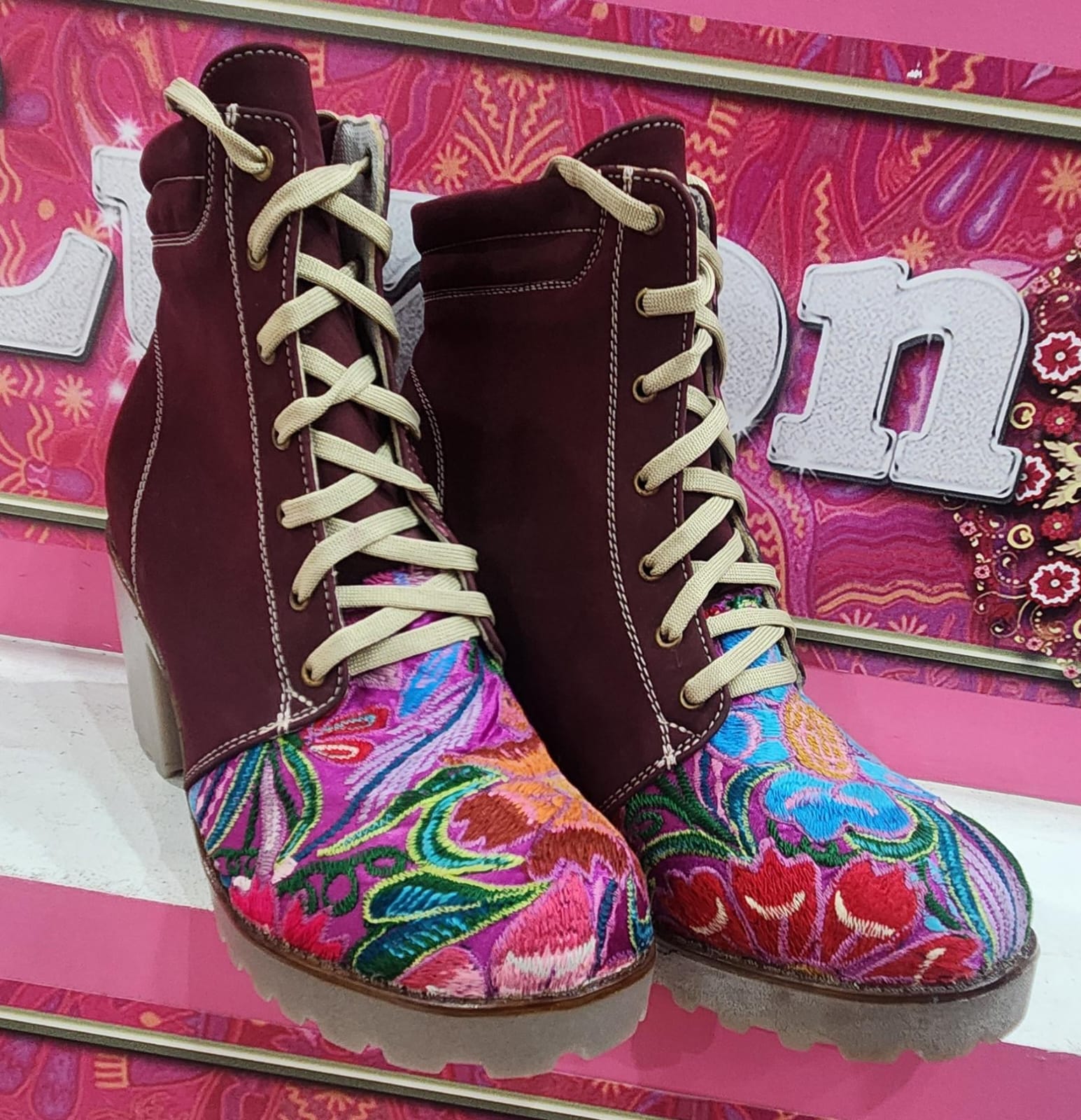 Rudi Botines de tacón bordados Vino