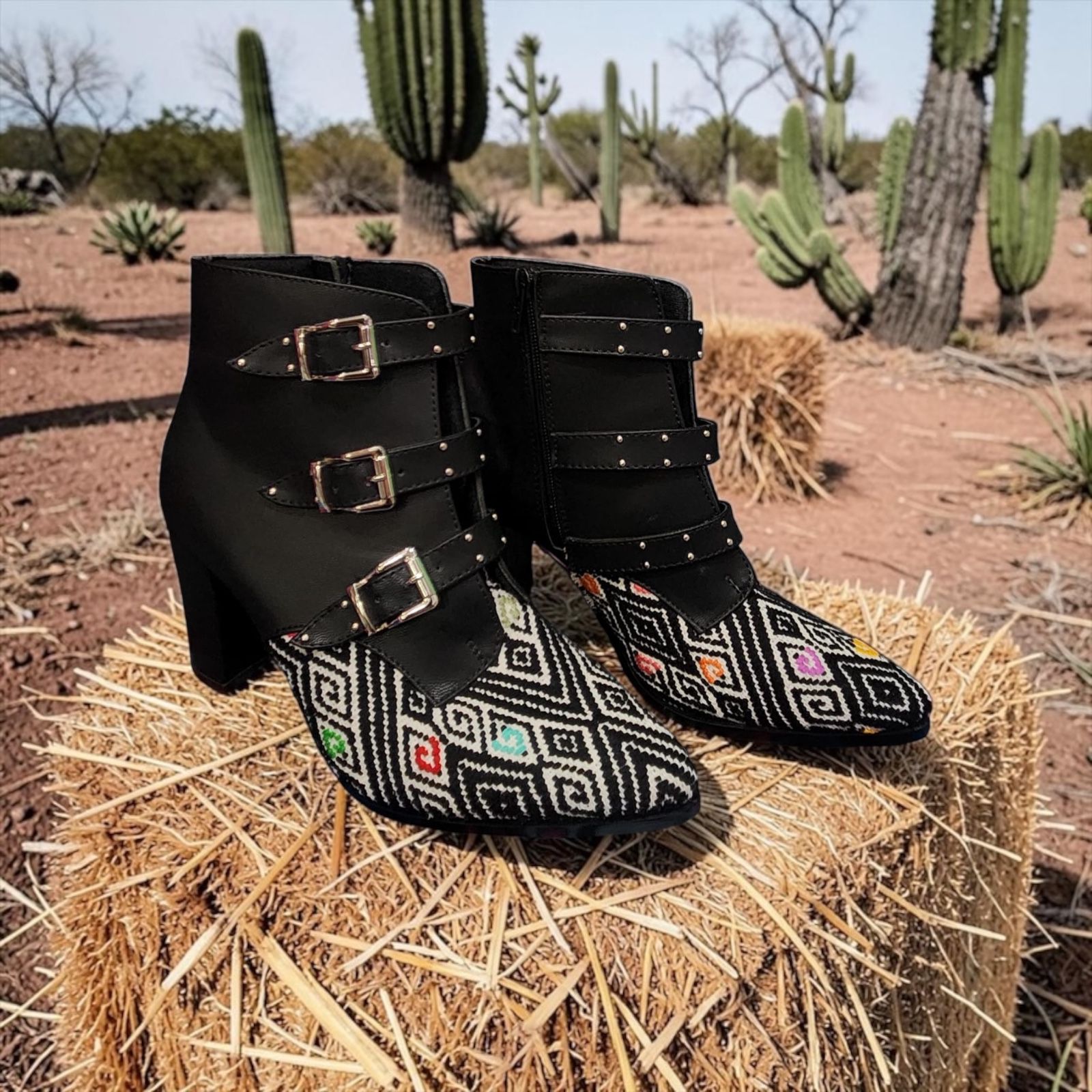 Botines Negros Bordado San Antonino