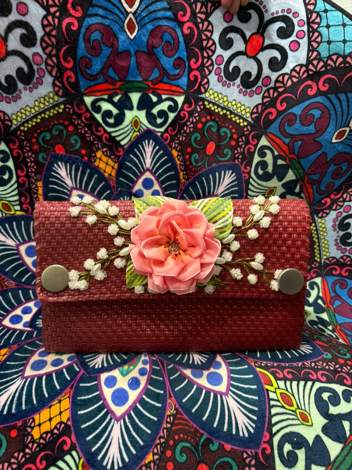 Bolso de mano artesanal con flores