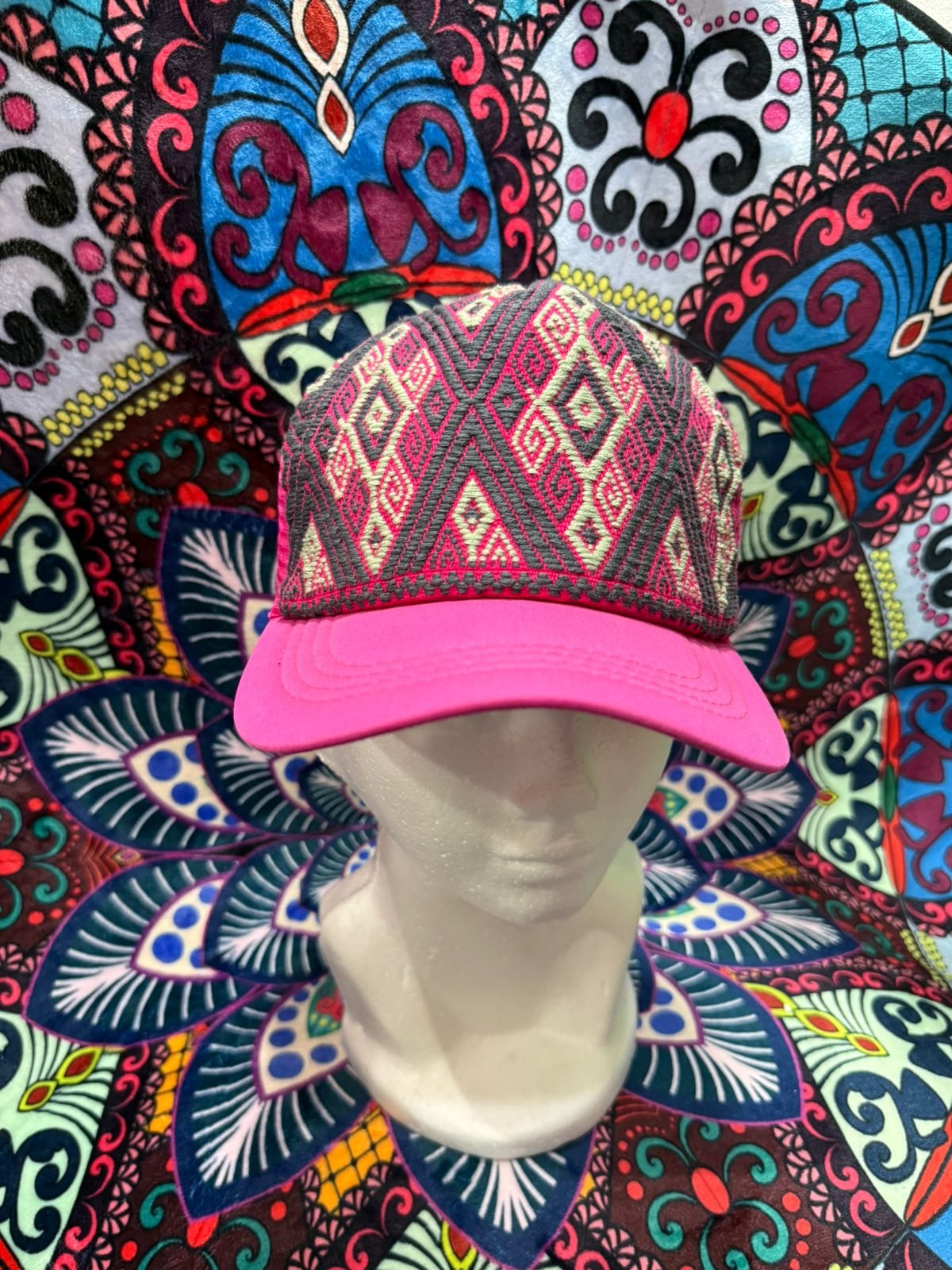 Gorra con bordado artesanal chiapaneco