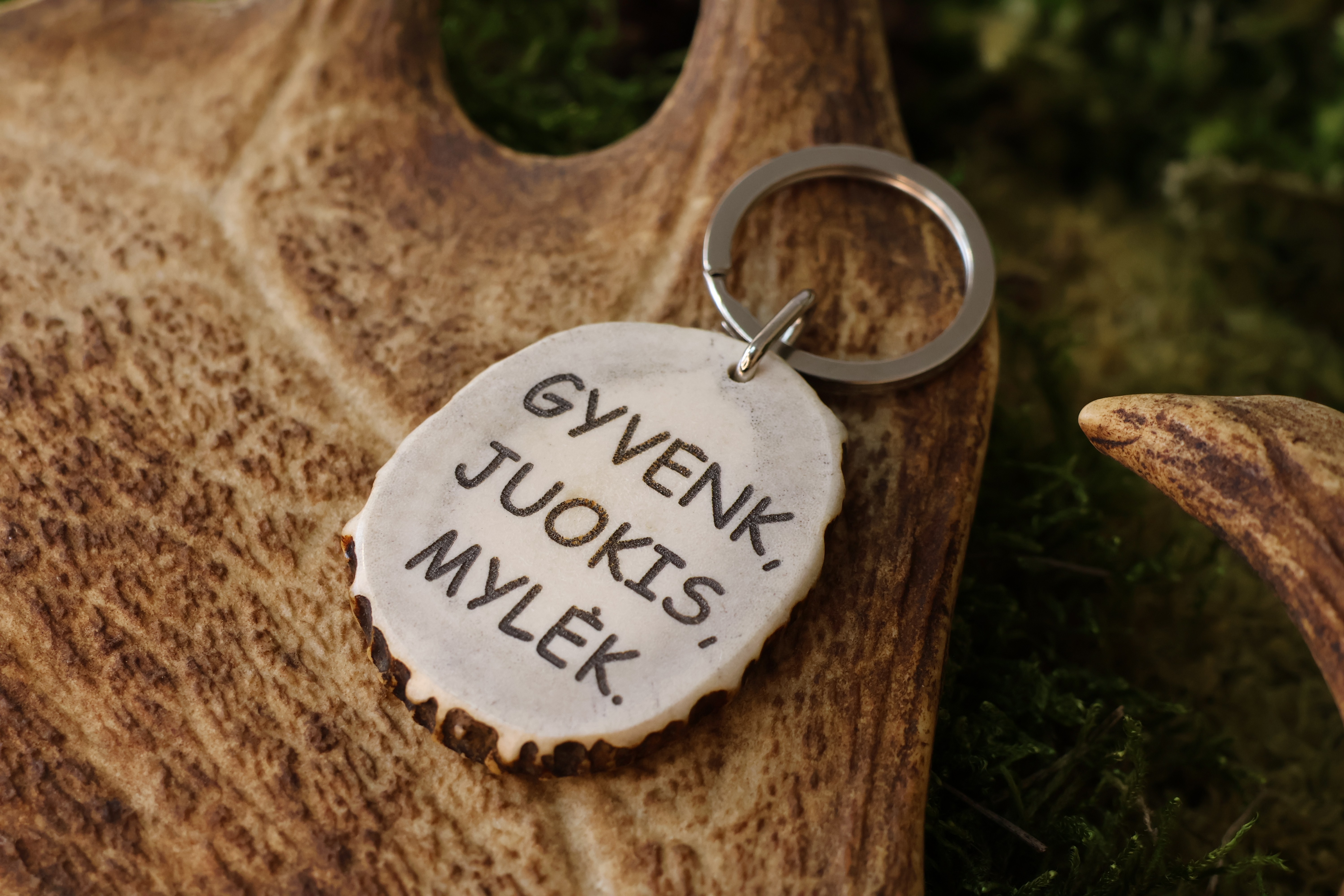 Raktų pakabukas "GYVENK, JUOKIS, MYLĖK"