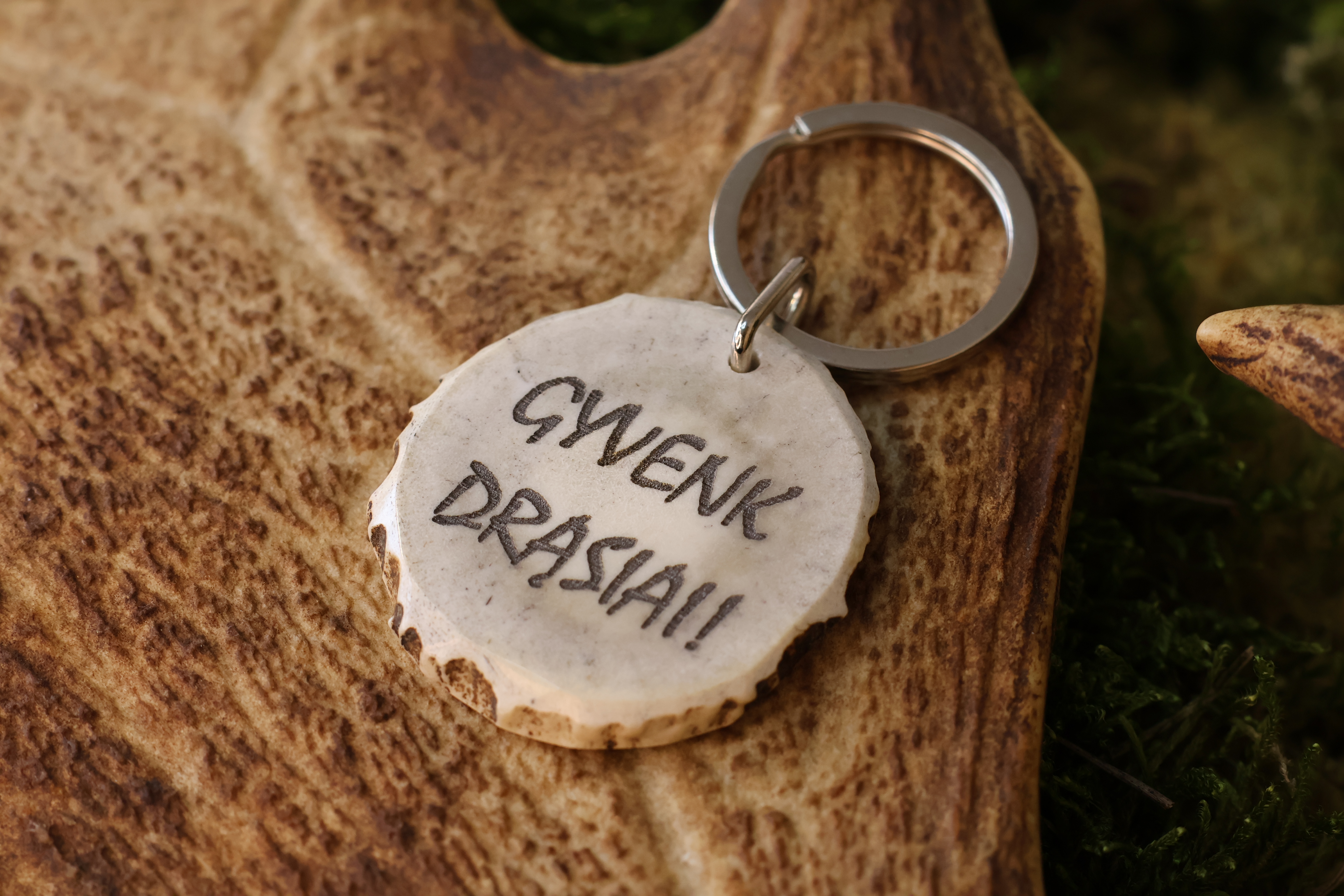 Raktų pakabukas "GYVENK DRĄSIAI"