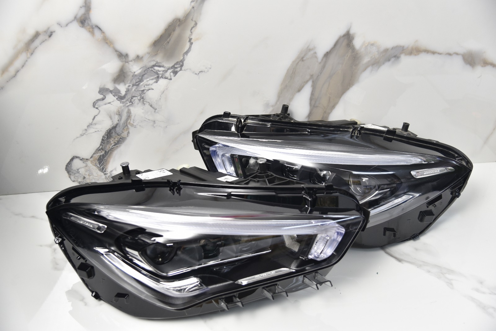 Par de Faróis Dianteiros Originais Mercedes-Benz CLA (C118 / X118) (2019–2023)