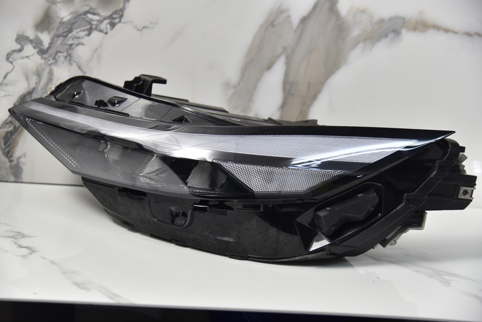 Farol Dianteiro Esquerdo LED / Halógeno Hyundai Elantra 