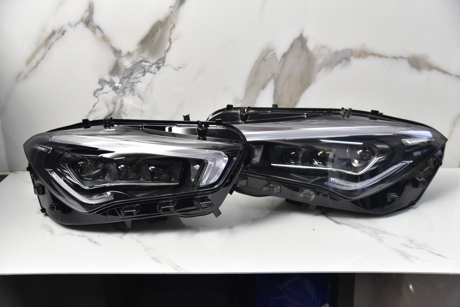 Par de Faróis Dianteiros Originais Mercedes-Benz CLA (C118 / X118) (2019–2023)