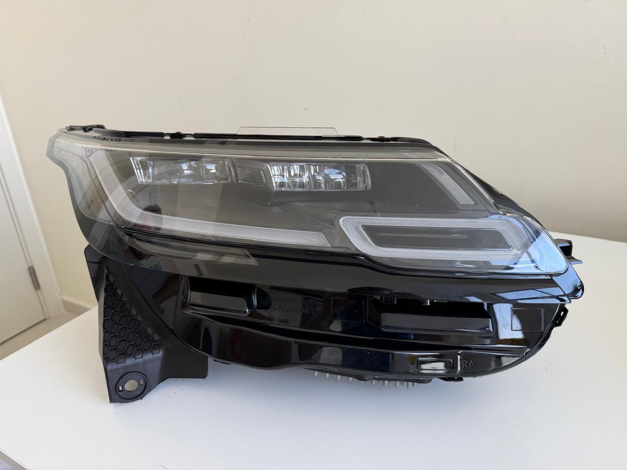 Farol Dianteiro Direito LED / Matrix AFS Range Rover Velar (L560)