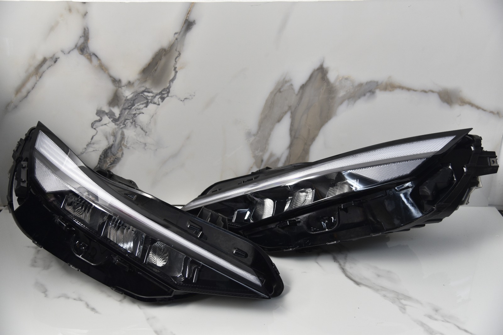 Farol Dianteiro Esquerdo LED / Halógeno Hyundai Elantra 