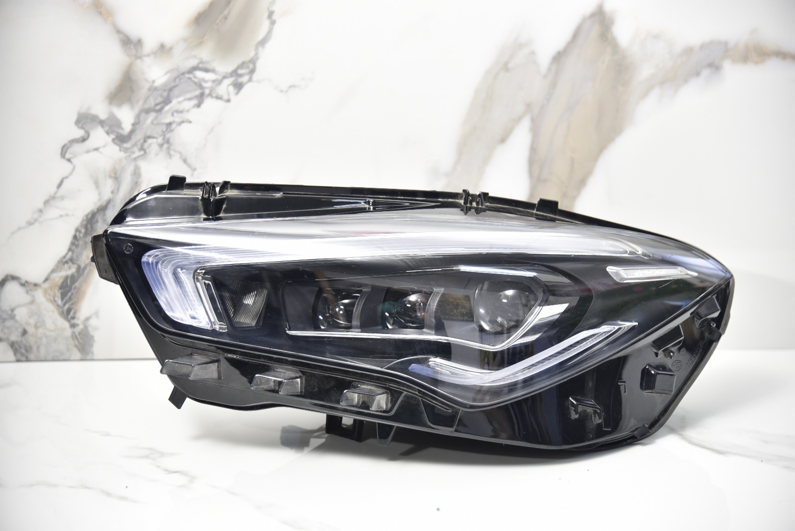 Farol Dianteiro Esquerdo LED Mercedes-Benz CLA (C118 / X118) (2019–2023)