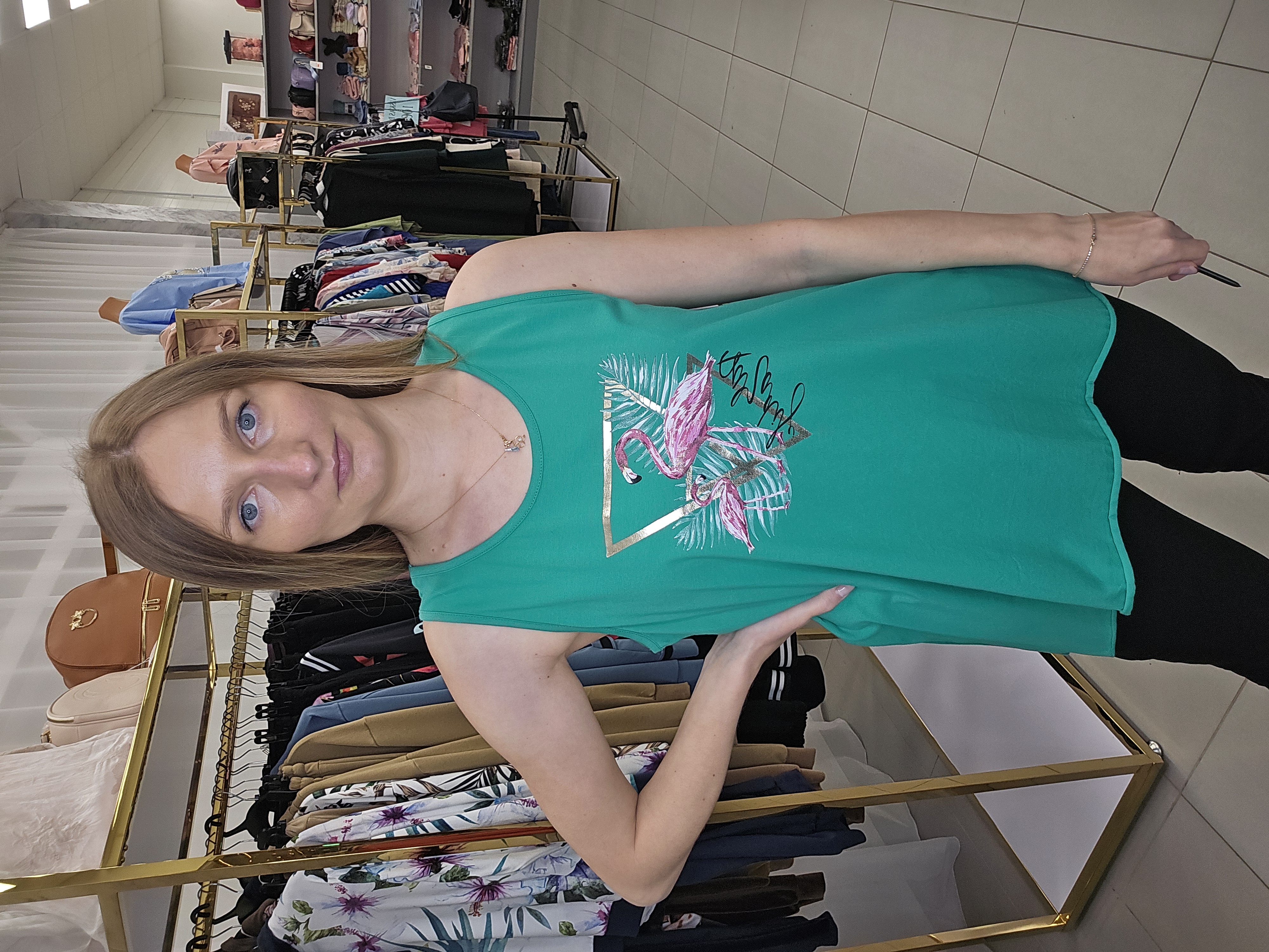 Palaidinė su flamingais