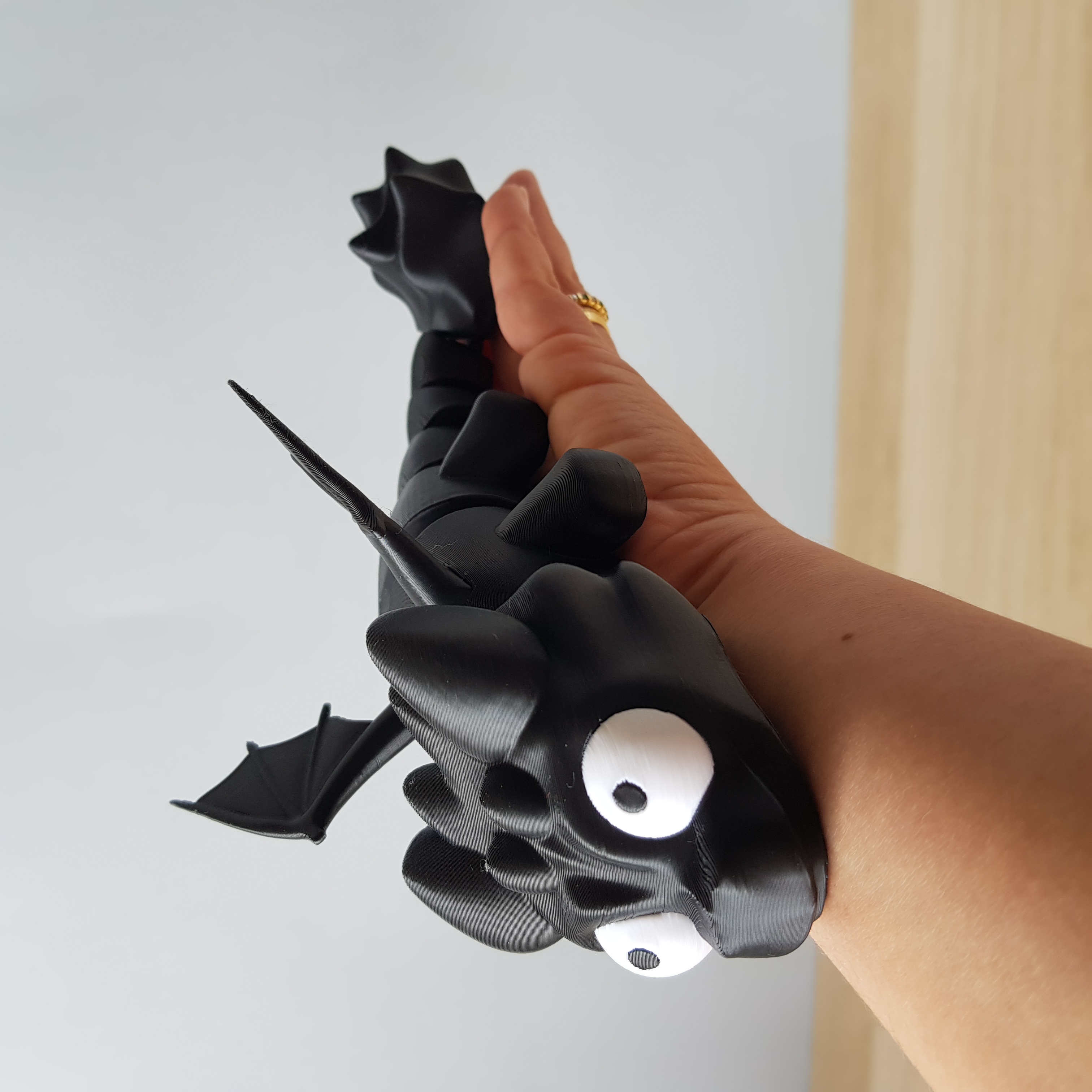 Dragão preto articulado anti-stress impresso em 3D 
