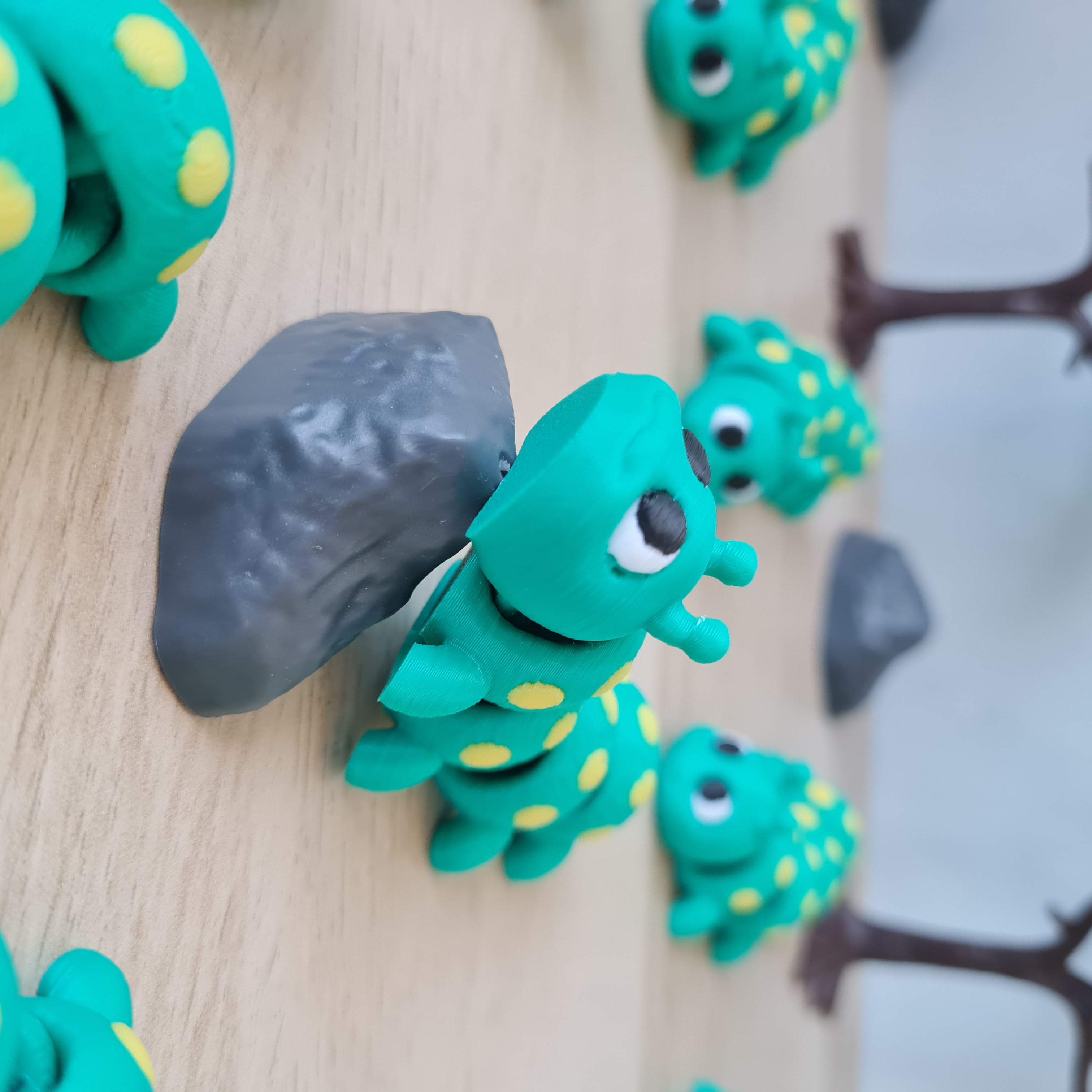 Lagarta Articulada Impressa em 3D – Fofura Antiestresse e Sustentável!