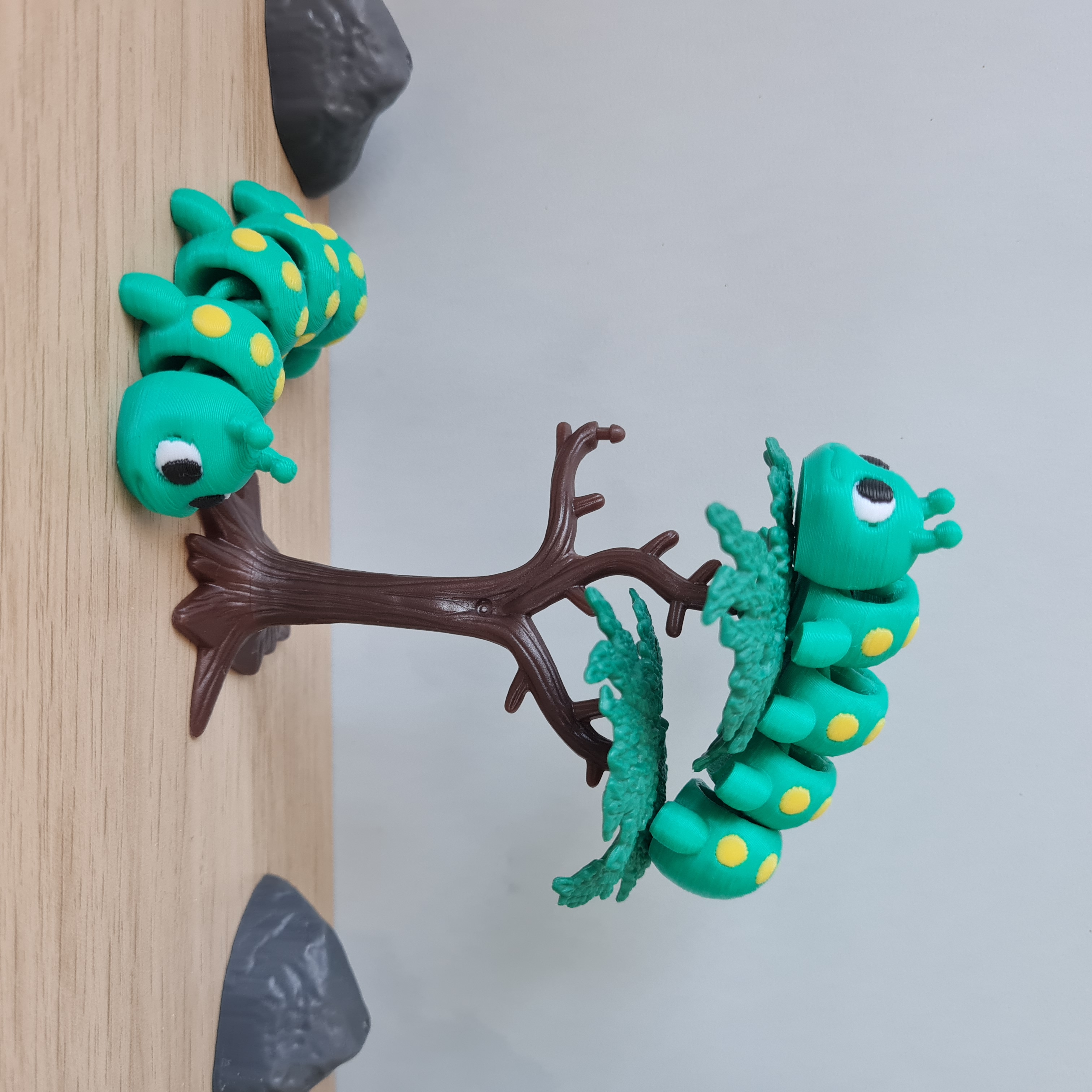 Lagarta Articulada Impressa em 3D – Fofura Antiestresse e Sustentável!