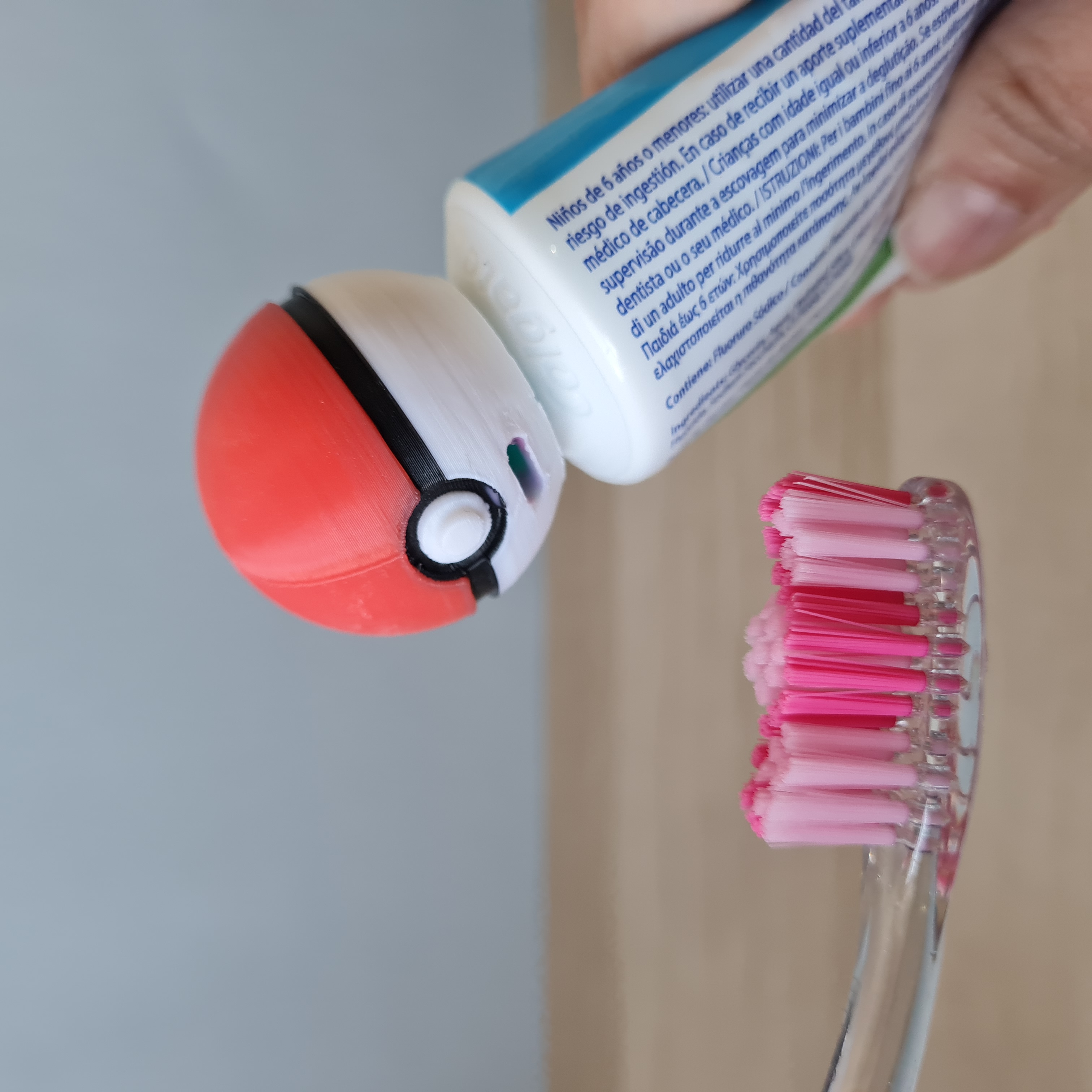 Topper de Pasta de Dente Inspirado na Pokebola