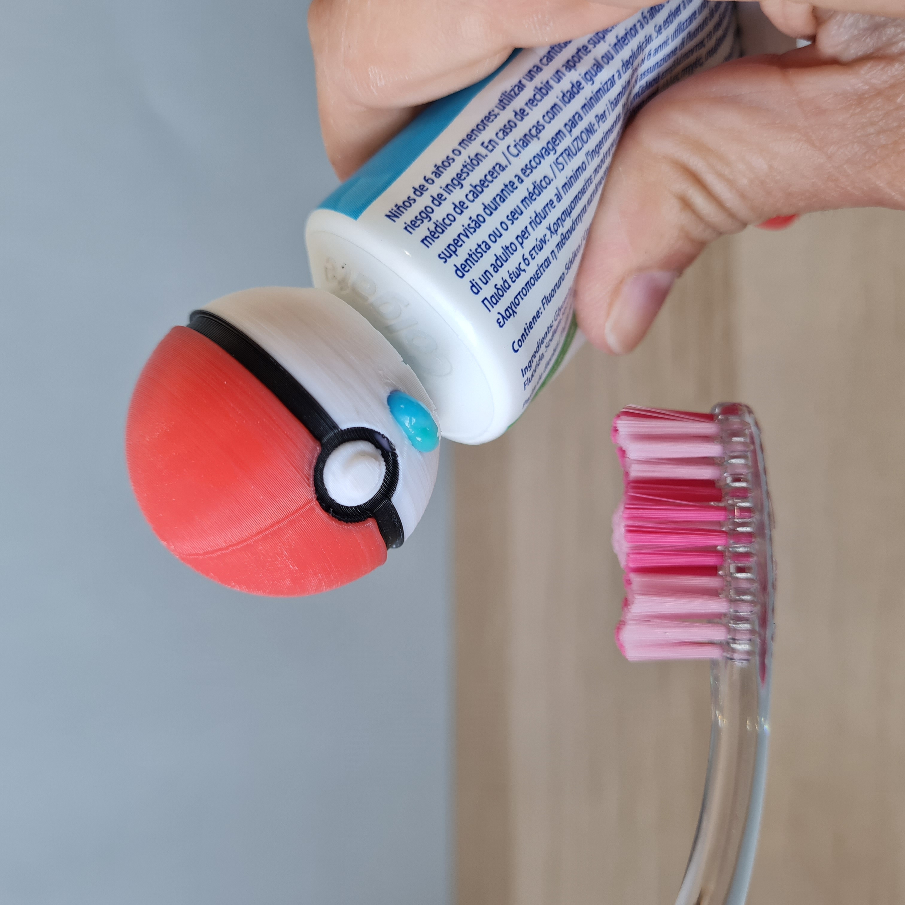  Topper de Pasta de Dente Inspirado na Pokebola