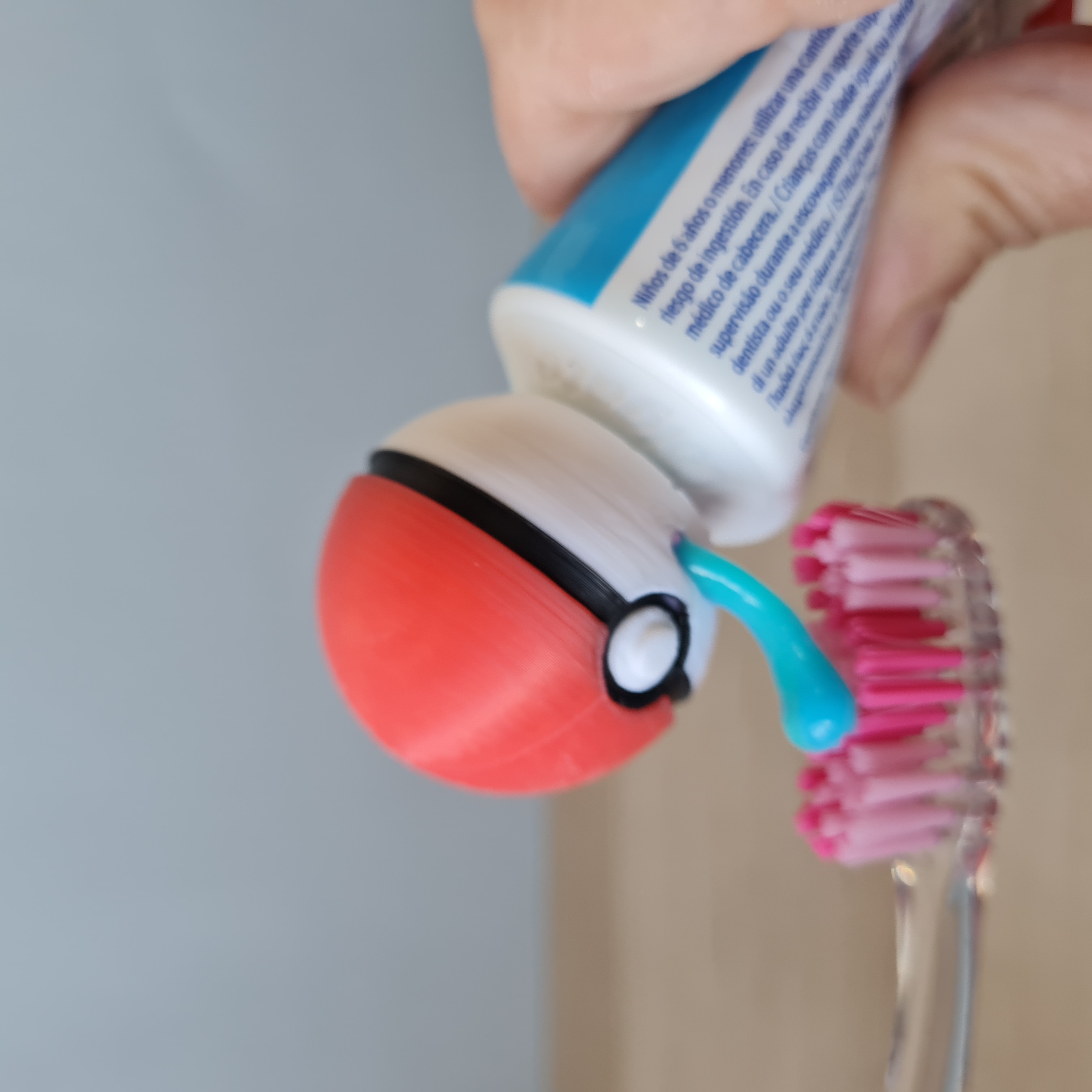  Topper de Pasta de Dente Inspirado na Pokebola