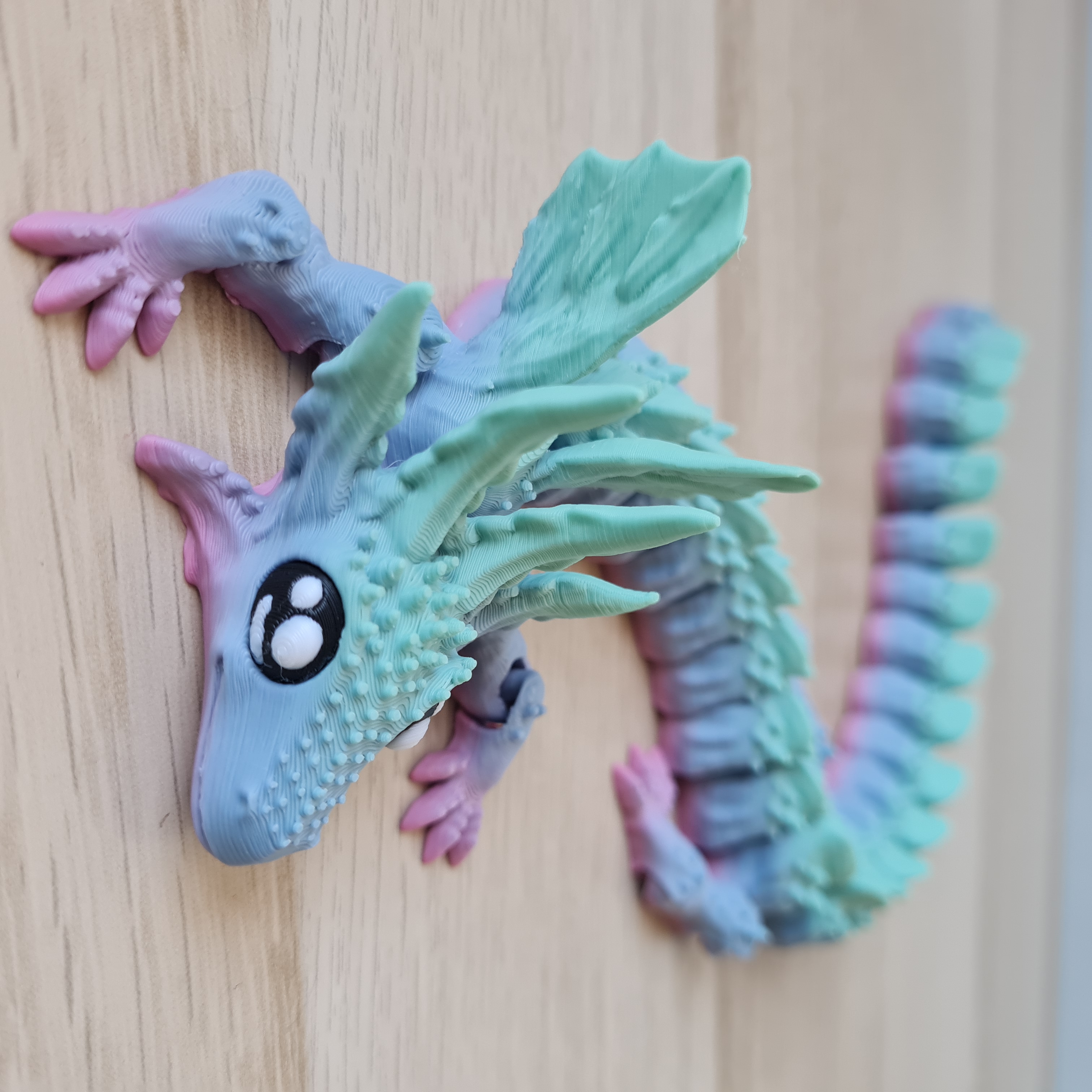 Dragão Articulado Arco-Íris Inspirado em Axolotl