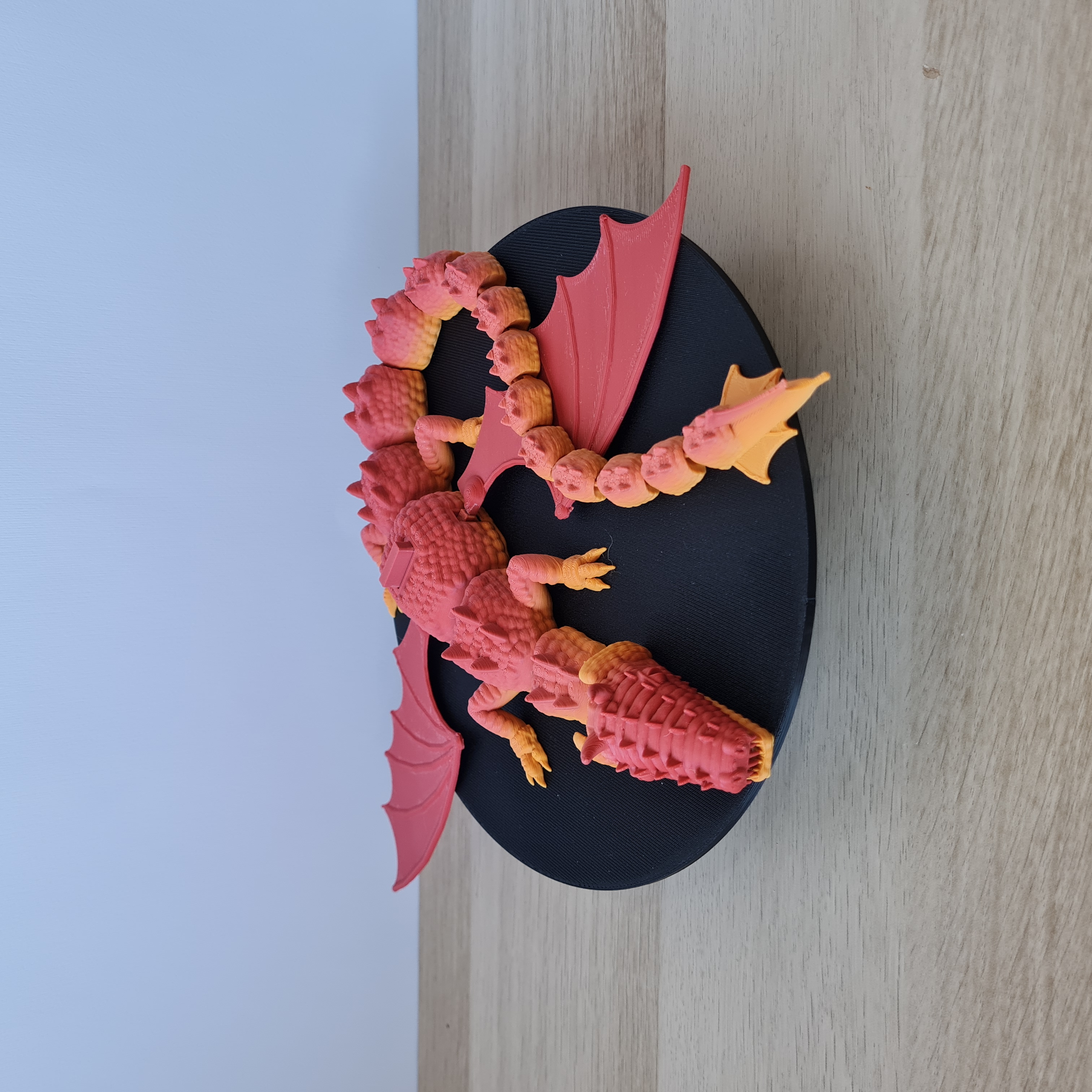 Brinquedo de dragão articulado com asas e mandíbula móveis