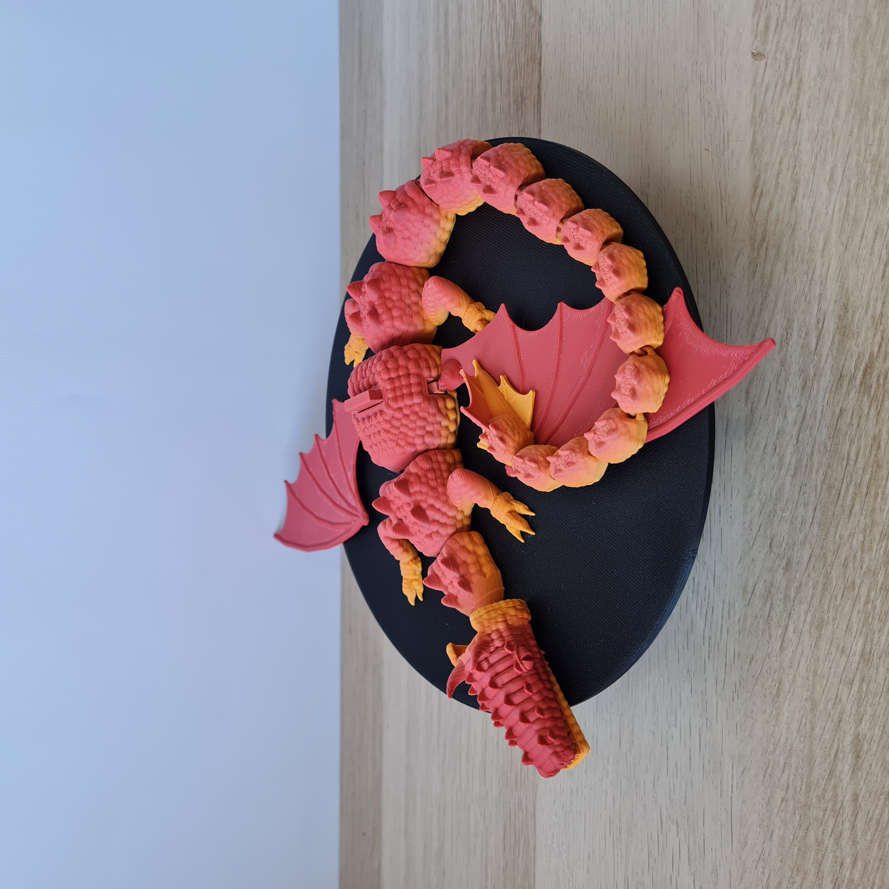 Brinquedo de dragão articulado com asas e mandíbula móveis