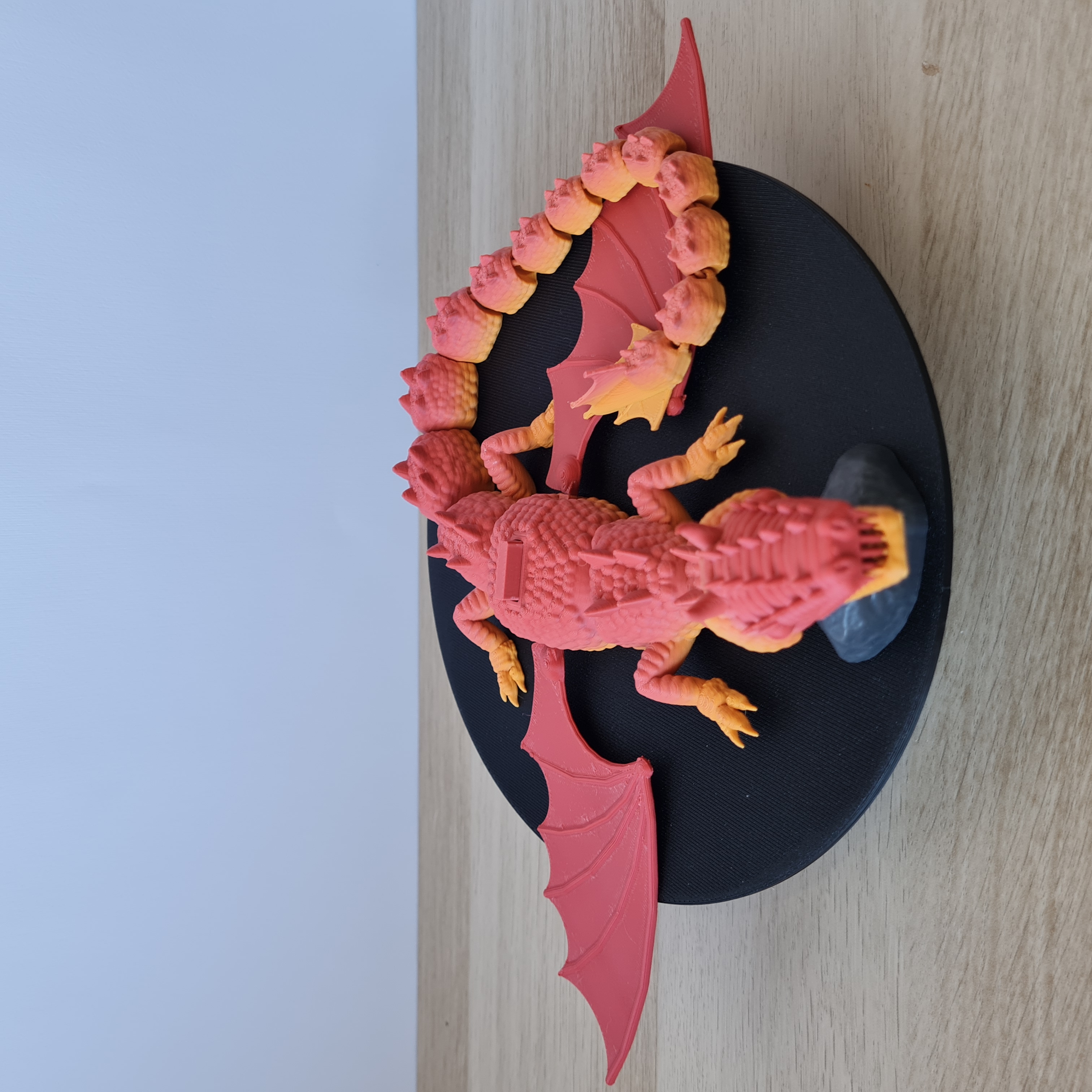 Brinquedo de dragão articulado com asas e mandíbula móveis