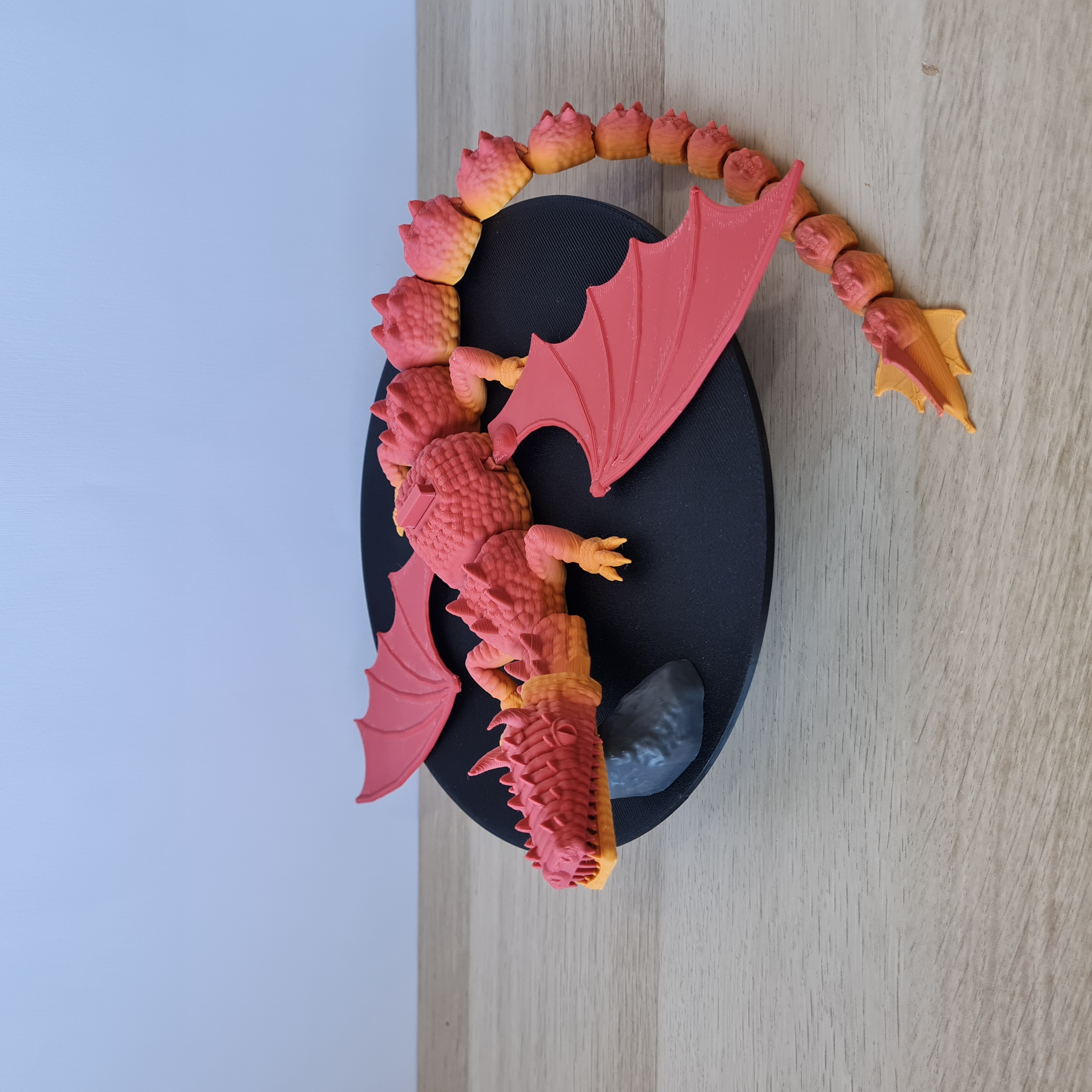 Brinquedo de dragão articulado com asas e mandíbula móveis