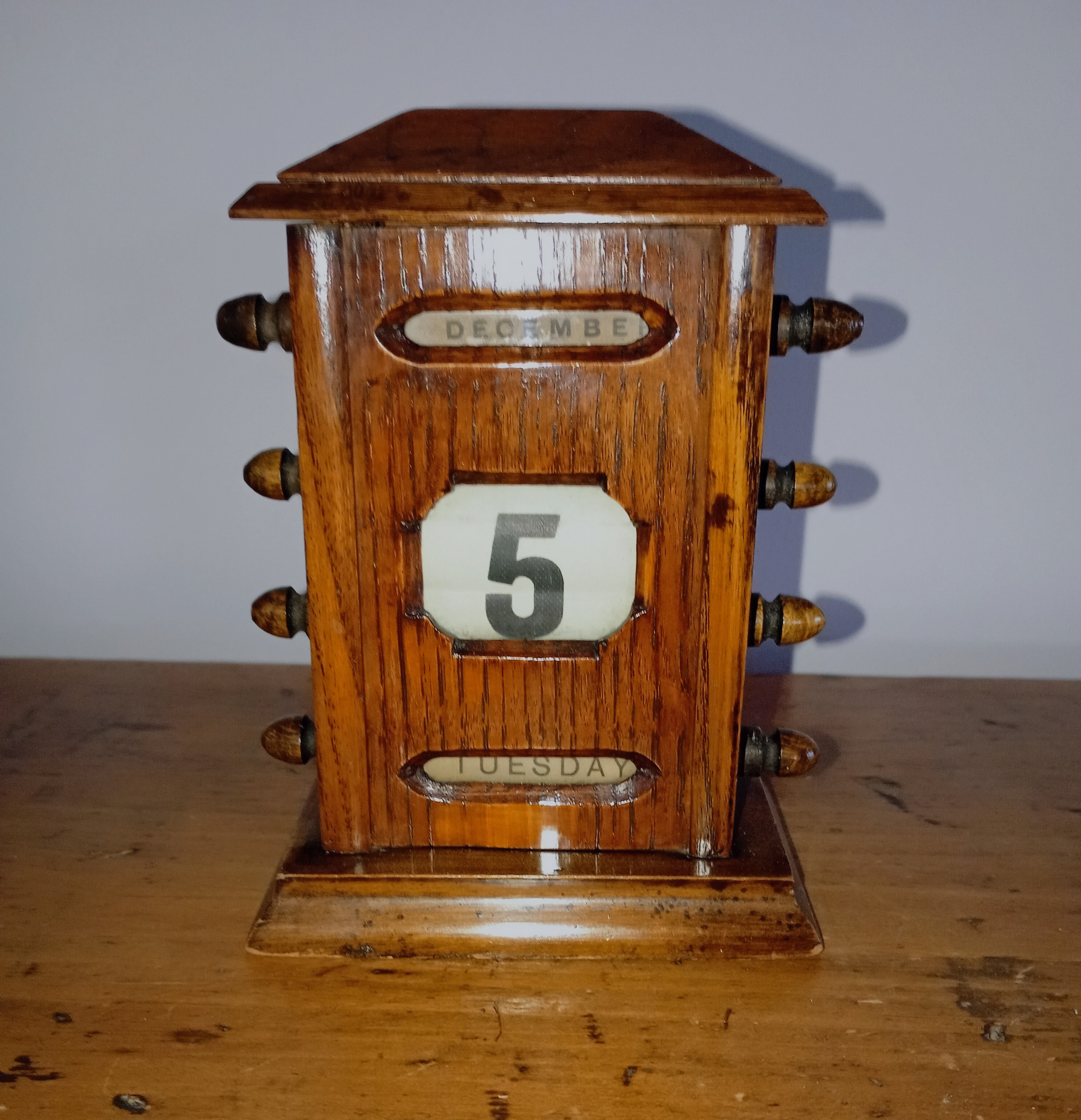 Victorian Oak Perpetual Desk Calendar