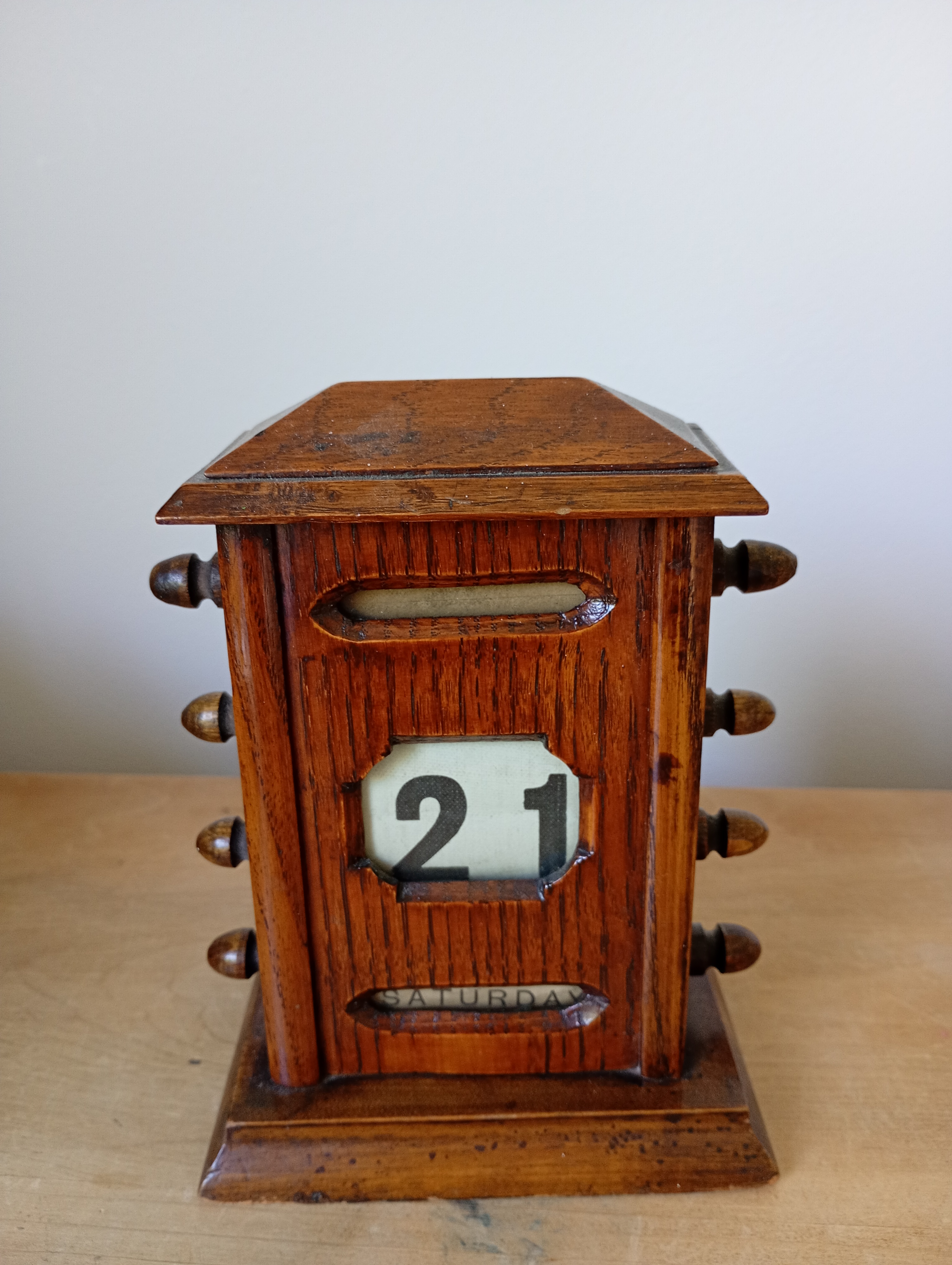 Victorian Oak Perpetual Desk Calendar