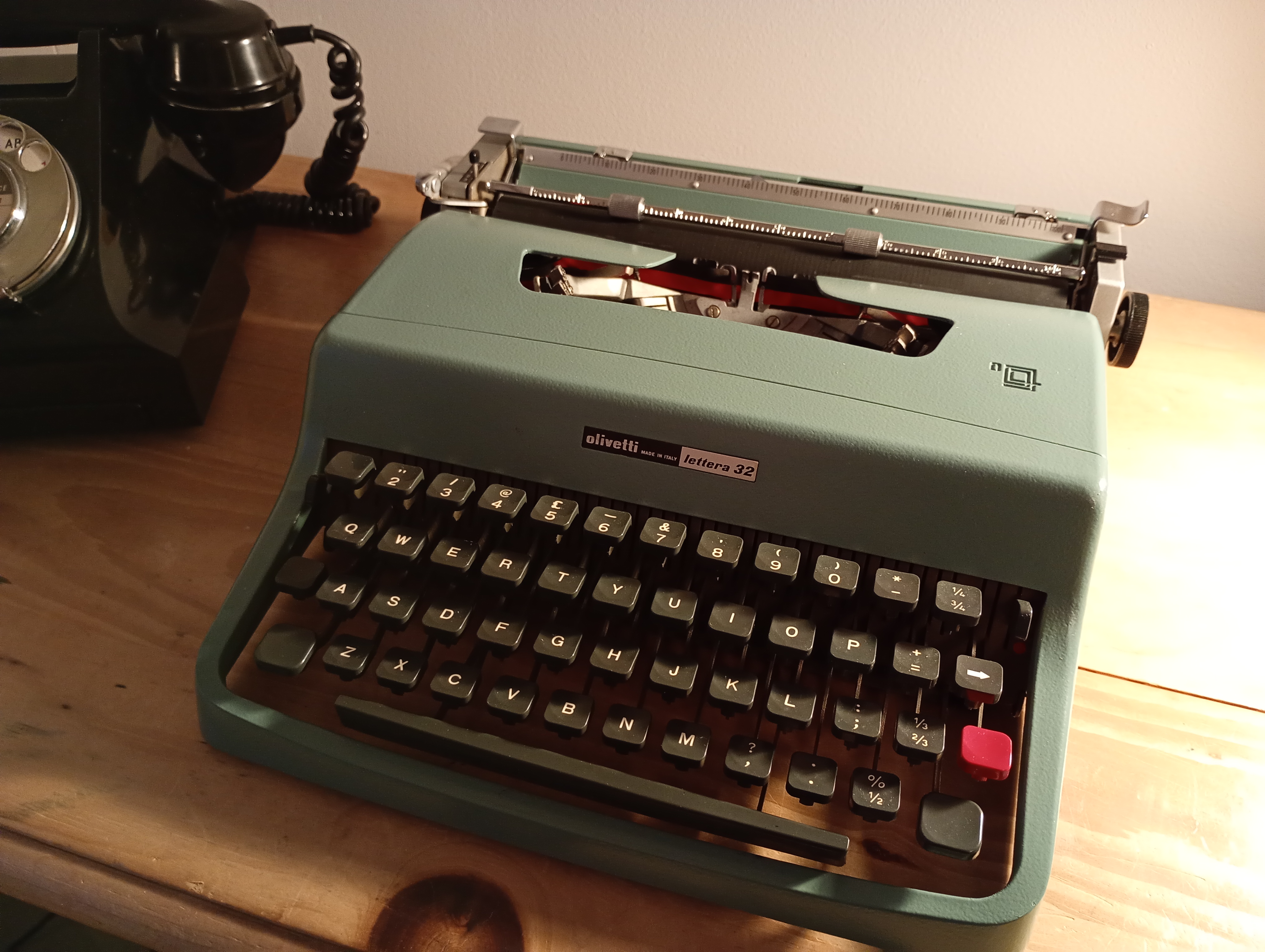 Vintage Olivetti Lettera 32 Typewriter