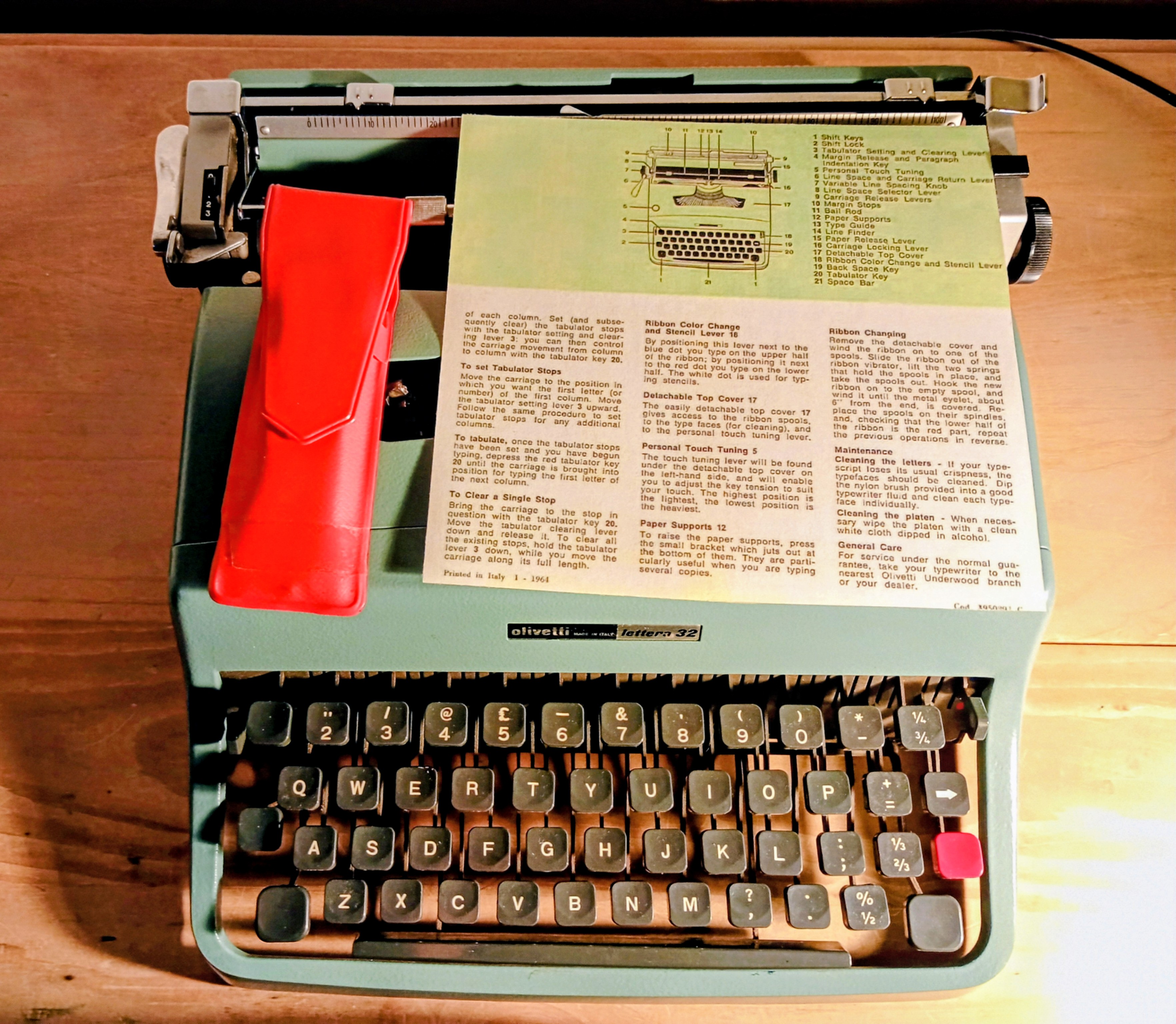 Vintage Olivetti Lettera 32 Typewriter