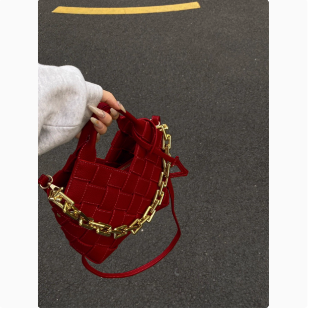 Sac à main rouge tressé