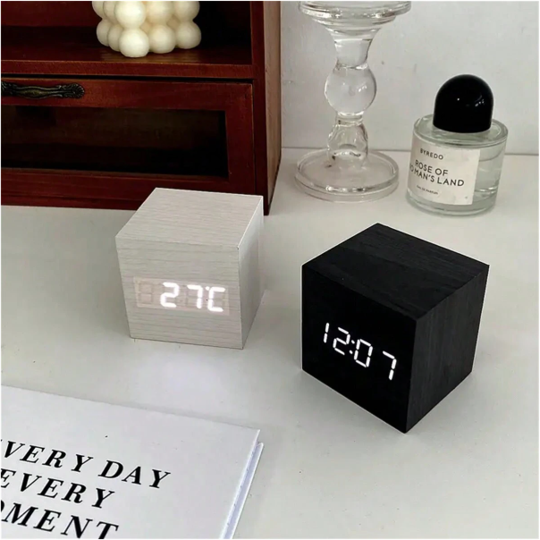 Horloge cube LED