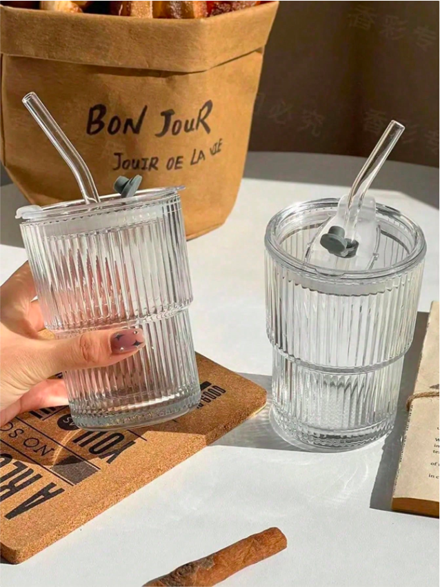 Verres à boire striés avec couvercles et pailles