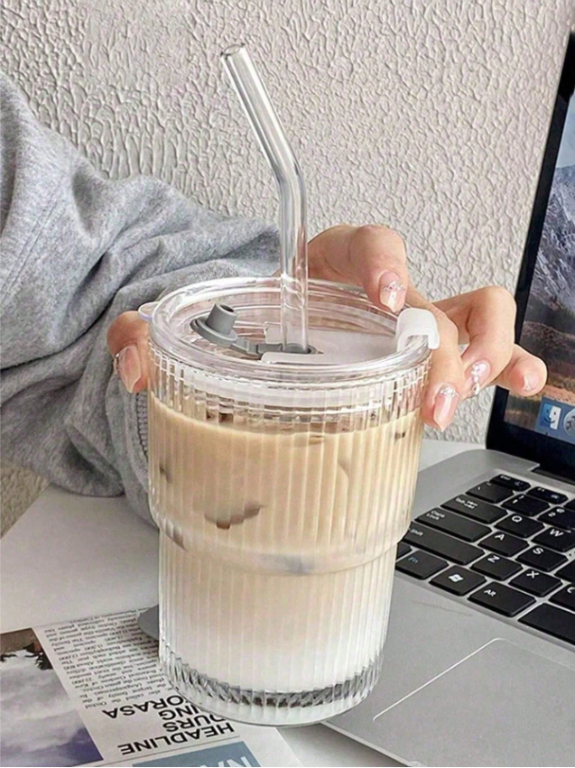 Verres à boire striés avec couvercles et pailles