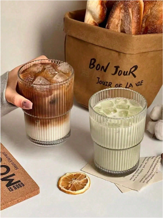 Verres à boire striés avec couvercles et pailles