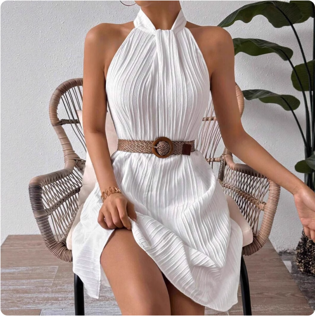 Robe blanche plissée élégante