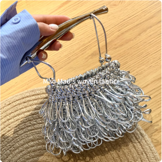 Sac à main argenté en tissu tissé