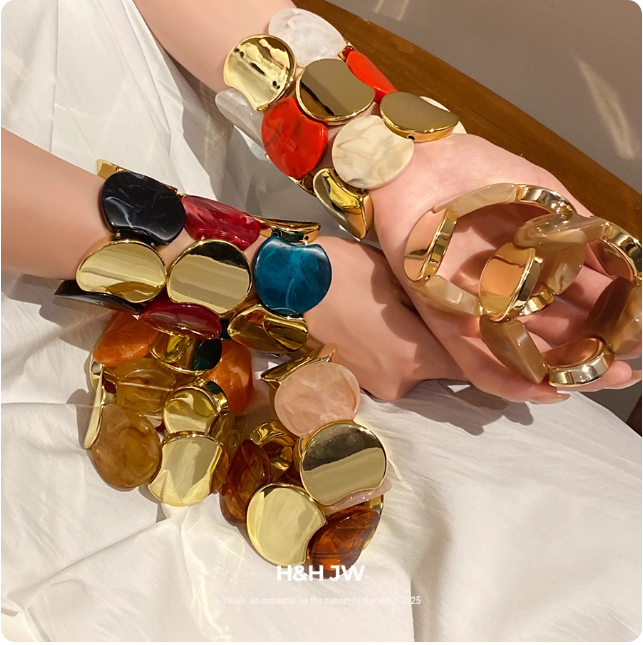 Bracelets en résine colorée et métal doré