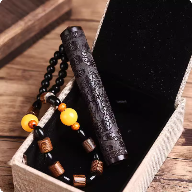 Briqué en bois gravé