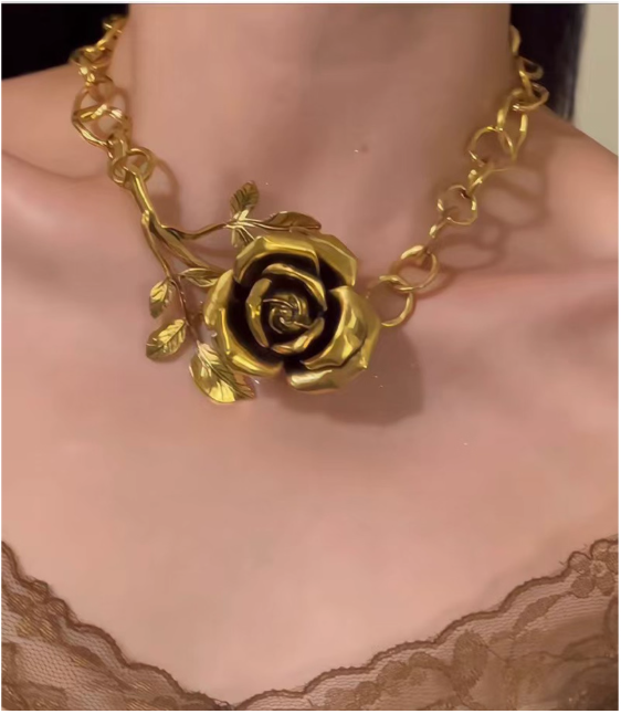 Collier rose doré