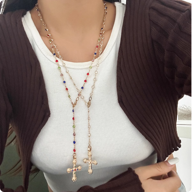 Collier croix doré avec perles colorées