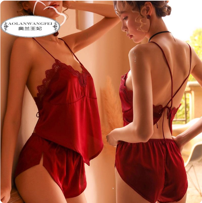 Ensemble de lingerie en satin rouge