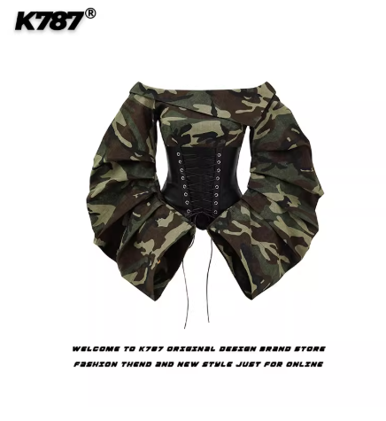 Corset militaire à manches bouffantes