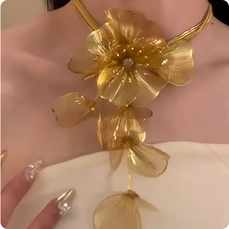 Collier fleur dorée