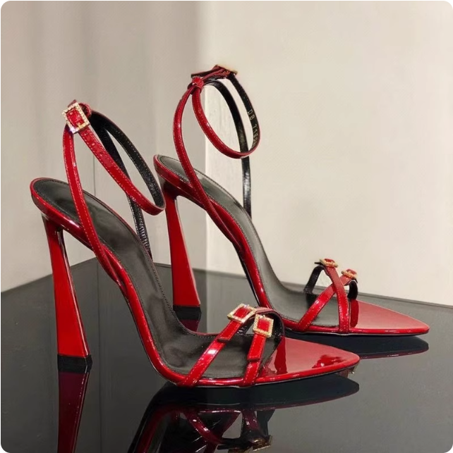 Sandales à talons rouges