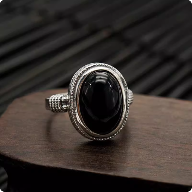 Bague en argent avec pierre d’onyx