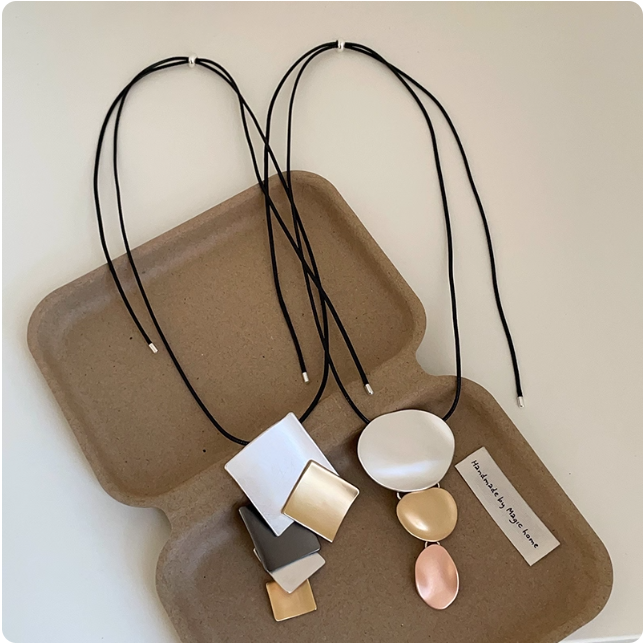 Collier moderne à pendentifs géométriques
