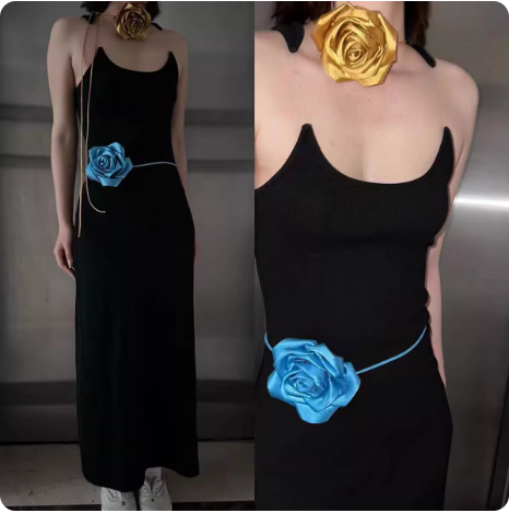 Robe noire longue avec ceinture fleur bleue