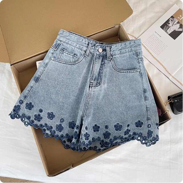Short en jean brodé