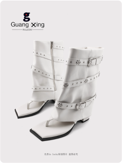Bottes blanches à boucles