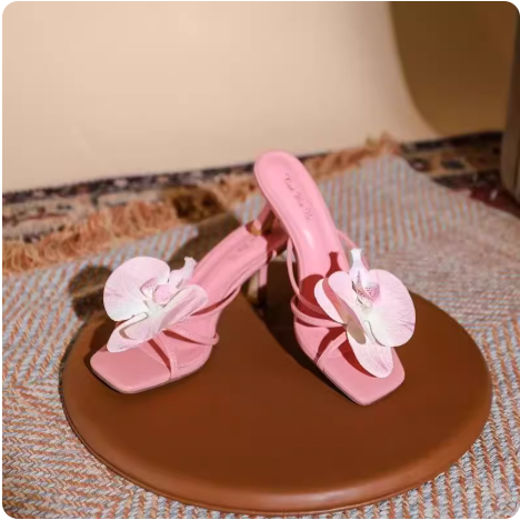 Sandales à talon roses avec orchidée