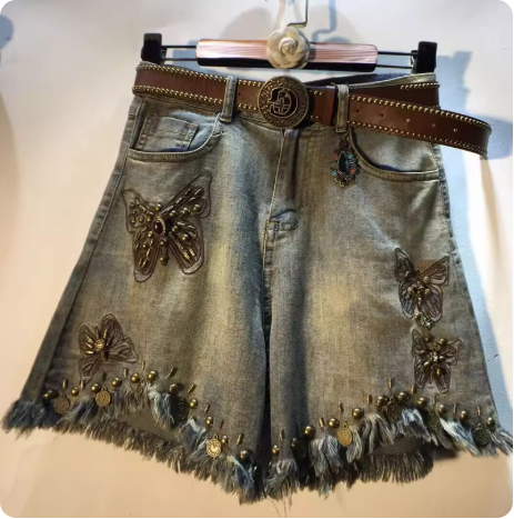 Short en jean avec broderies papillon